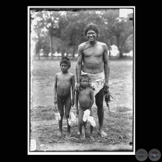 MÍLLET, CON DOS MUCHACHOS - Fotografía de GUIDO BOGGIANI